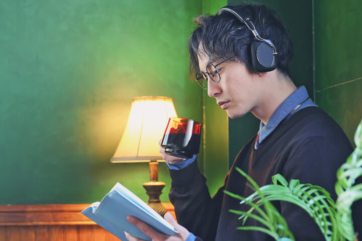 週末夜に家でくつろいでいる男性